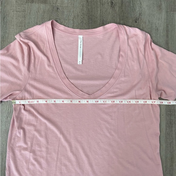 Aritzia the Group Babaton Short sleeve V-neck T-shirt size M - Picture 3 of 7